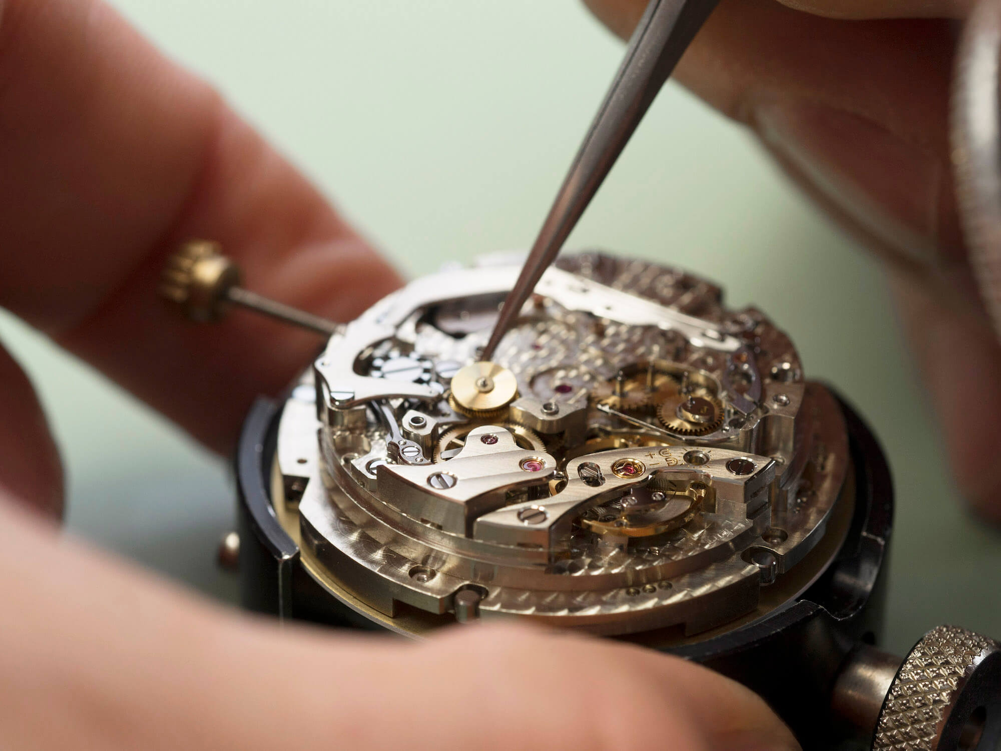 Detail servisnej práce na hodinkovom mechanizme